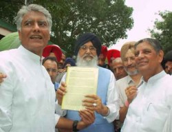 Parkash Singh Badal gets memorandum from Congress MLAs