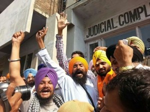 Navtej Singh Gaggu coming out of court. Members of Sikh organizations raising slogans.