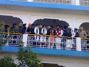 Bhai Gurbaksh Singh Khalsa with Giani Gurbachan Singh and others while declaring the final decision (December 25, 2013)