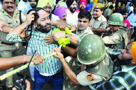 A view of protest by Badal Dal leaders & workers