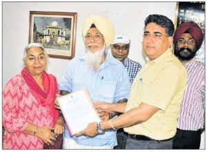 Harinder Singh Khalsa receiving the certificate of victory in elections [May 16, 2014]