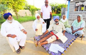 Jaswinder Singh, who was attacked by land mafia, with his family members at Loriya village near Bhuj in Gujarat.