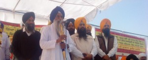 Giani Gurbachan Singh addressing the Sikh Sangat at Village Hondh-Chillar