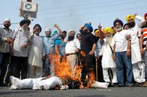 Local Sikhs buring effigy of Ramdev at Jalandhar
