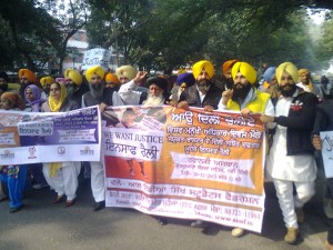 Victims of November 1984 Sikh genocide holding protest at Delhi on World Human Rights Day 2013