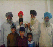 Sardar Singh's family receiving a cheque