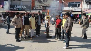 Shiv Sena activist burnt effigy of Sant Jarnail Singh Bhindranwale at Anadpur Sahib [Feb. 12, 2014]