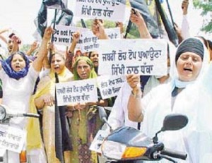 Sikh women protesting against compulsory helmet rule [File Photo]