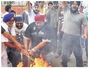 Sikhs protest comparison of Asaram with Guru Nanak Ji